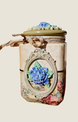 Borcan cu gardenii si crapaturi fine